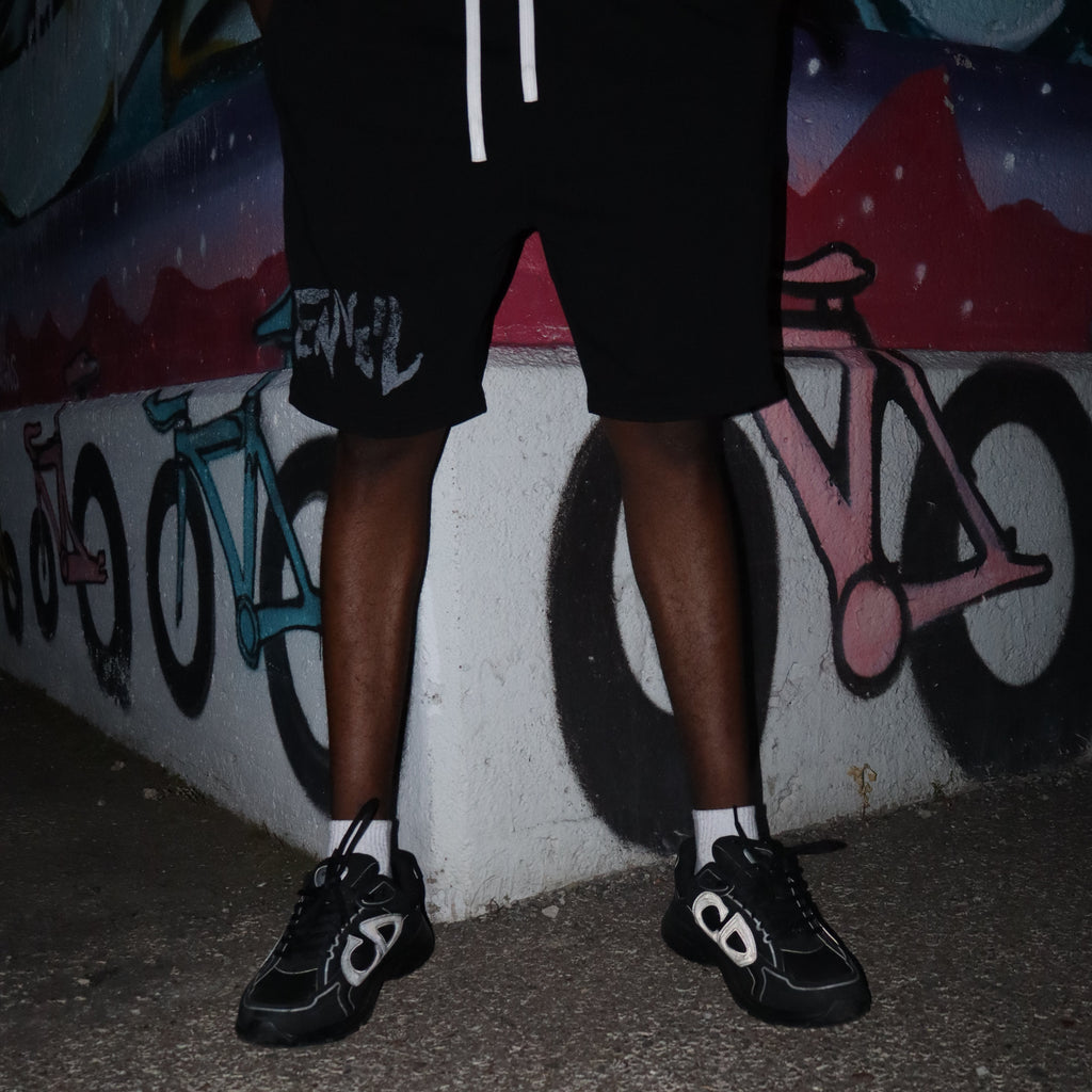 „Triple Black“ Distressed Enveil Sweatshorts