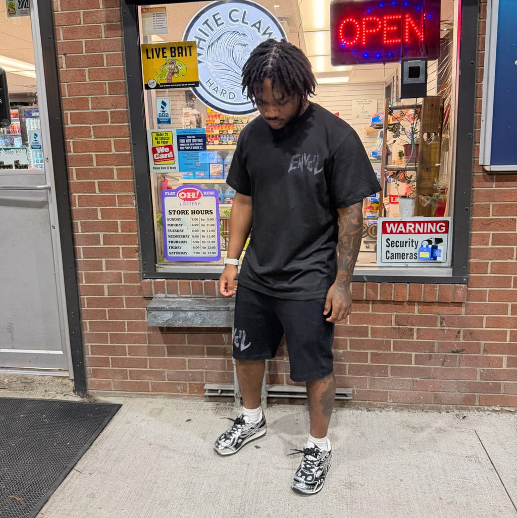  This photograph was taken with a sample shirt, not the official release. The proportions and logo are slightly discolored and differ from the official release.
